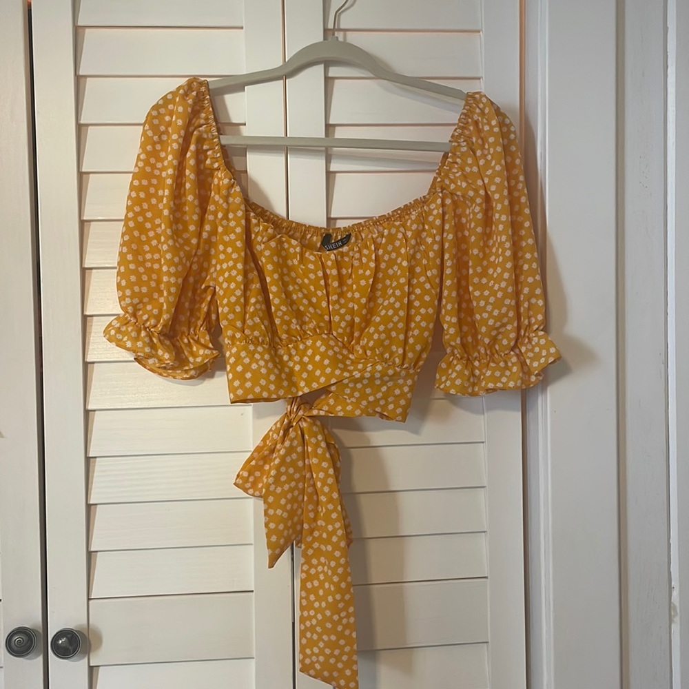 Yellow floral daisy tie back top (fits like M)